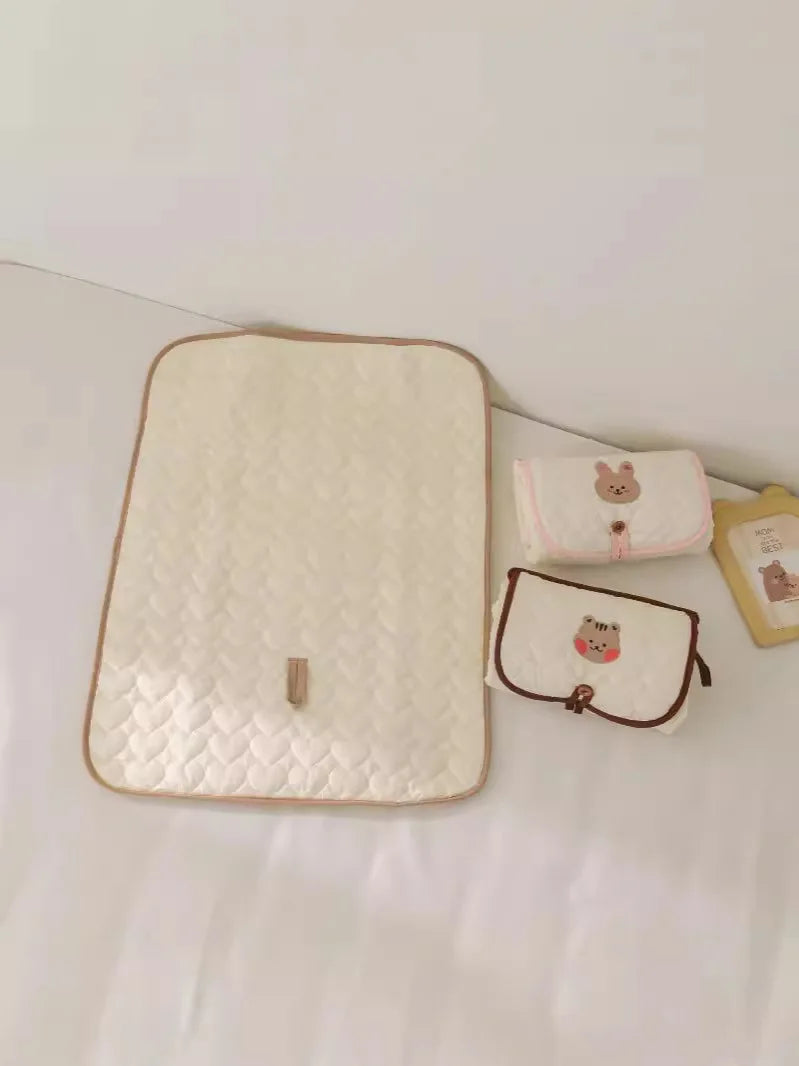 Nest & Hold™ Foldable Changing Pad